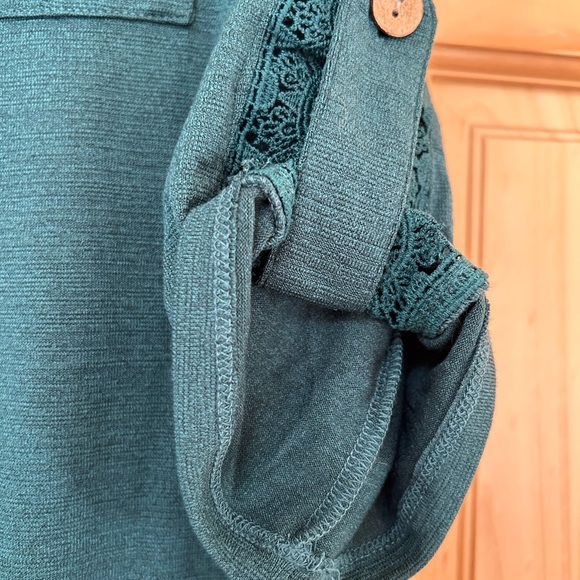 Fortune + Ivy, button down top, v neck, 3/4 sleeve with lace detail, M, NWOT - Picture 2 of 2